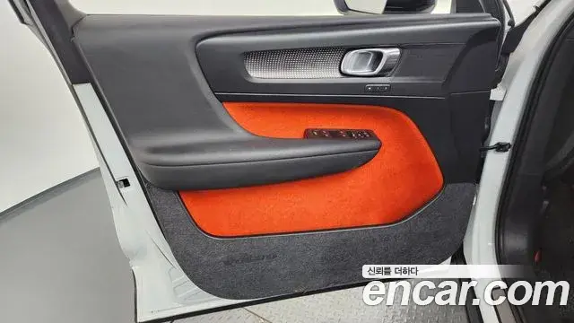 Volvo XC40 2018 — ფოტო 17/32