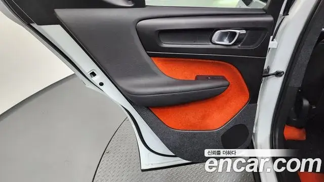 Volvo XC40 2018 — ფოტო 27/32