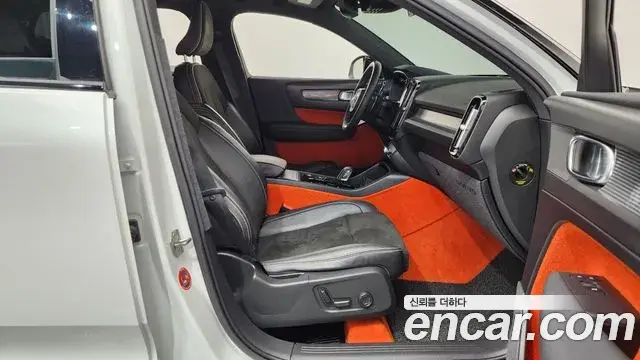 Volvo XC40 2018 — ფოტო 30/32