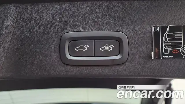 Volvo XC40 2018 — ფოტო 18/32