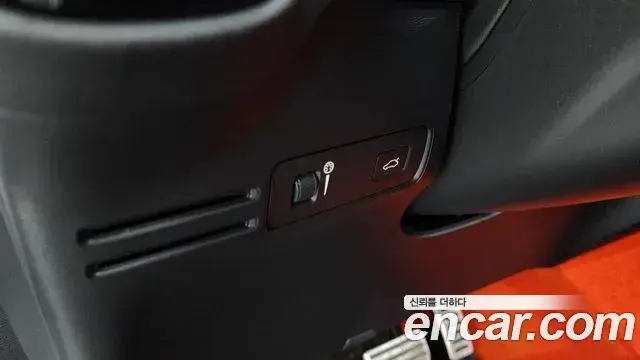 Volvo XC40 2018 — ფოტო 20/32