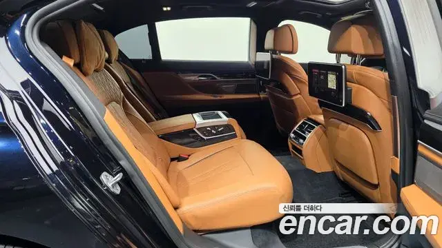 BMW 7 Series 2018 — Фото 12/20