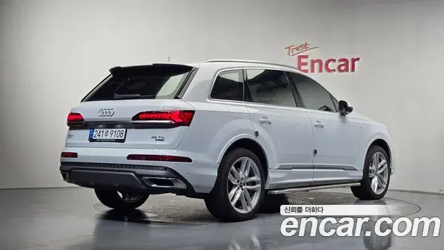 Audi Q7 2023 — Фото 2/20