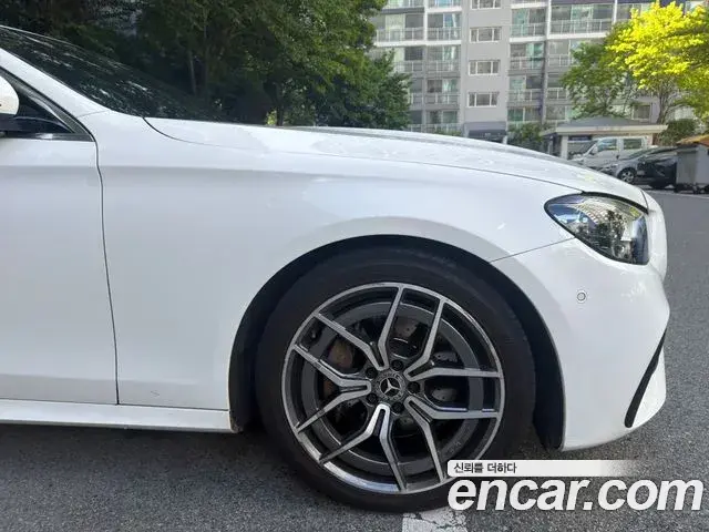 Mercedes-Benz E-Class 2022 — Фото 5/6