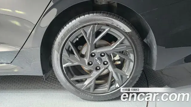 Kia K5 2023 — Şəkil 30/32