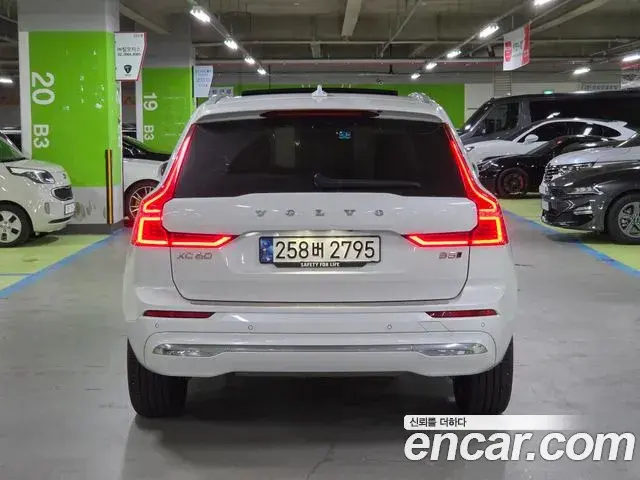 Volvo XC60 2023 — Photo 19/20