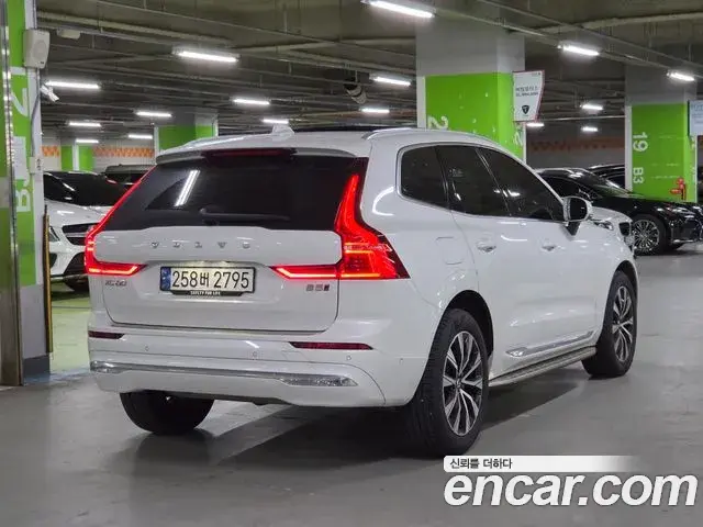 Volvo XC60 2023 — Photo 10/20