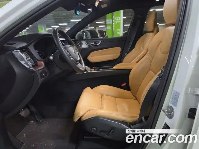Volvo XC60 2023 — Photo 9/20