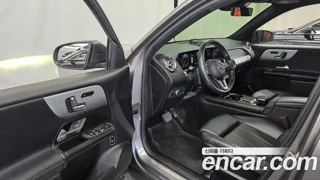 Mercedes-Benz GLB-Class 2021 — Фото 10/20