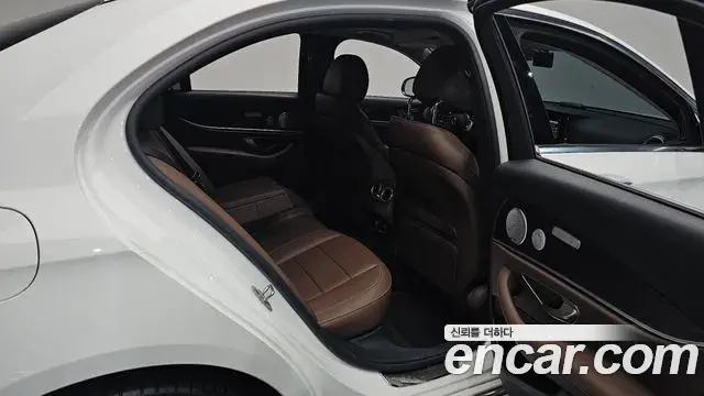 Mercedes-Benz E-Class 2019 — Фото 12/20