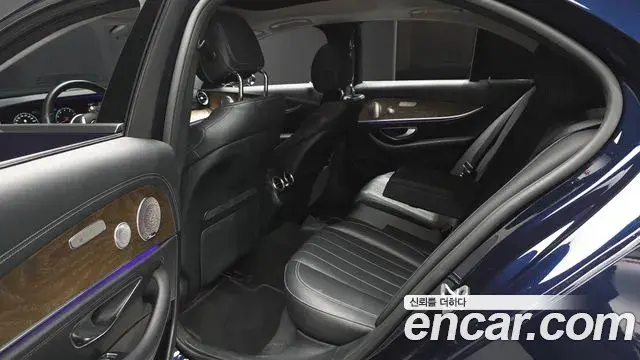 Mercedes-Benz E-Class 2019 — Фото 11/20