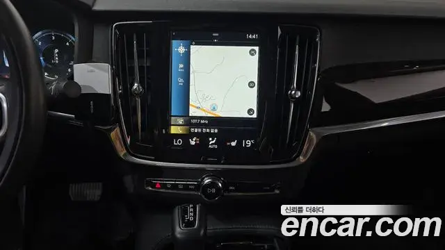 Volvo S90 2018 — Photo 25/30
