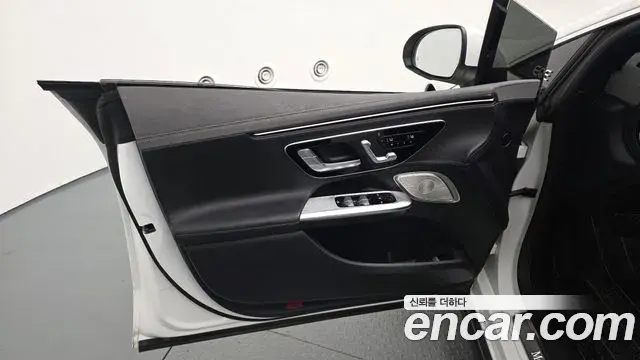 Mercedes-Benz EQE 2023 — ფოტო 23/38