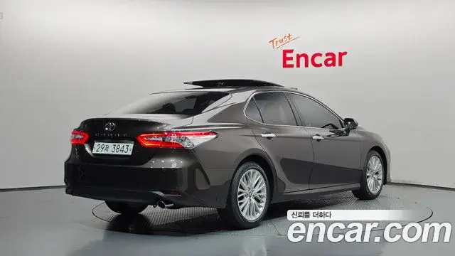 Toyota Camry 2019 — Фото 2/20