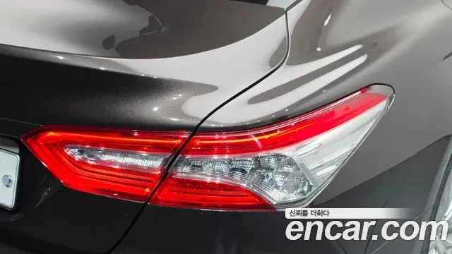 Toyota Camry 2019 — Şəkil 23/32