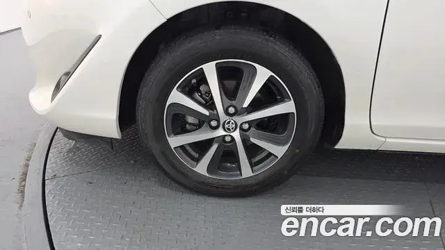 Toyota Prius C 2019 — Фото 5/20