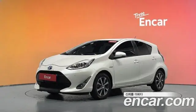 Toyota Prius C 2019 — Фото 1/20
