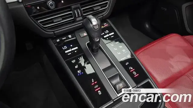 Porsche Macan 2022 — Şəkil 18/32