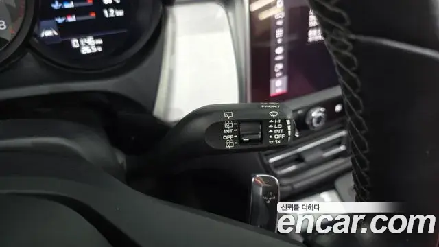 Porsche Macan 2022 — Şəkil 27/32