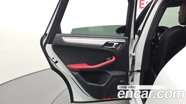 Porsche Macan 2022 — Şəkil 30/32