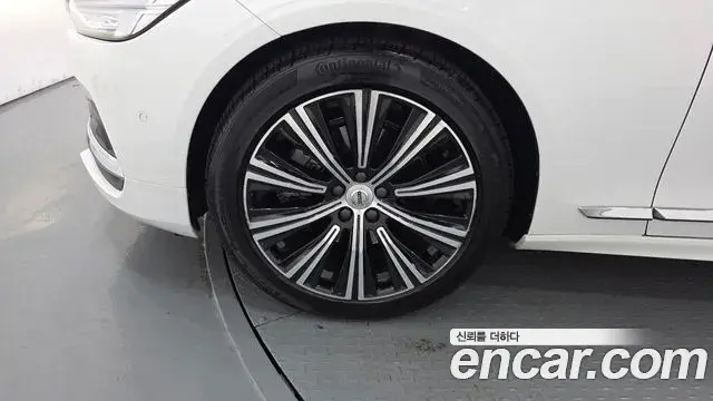 Volvo S90 2022 — ფოტო 26/32