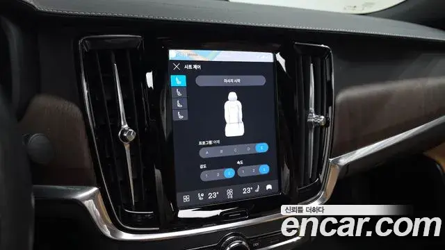 Volvo S90 2022 — ფოტო 23/32