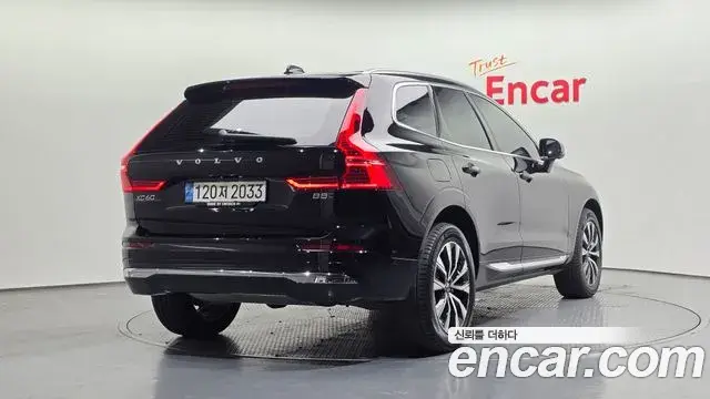 Volvo XC60 2022 — Şəkil 26/34