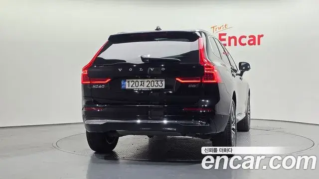 Volvo XC60 2022 — Şəkil 32/34