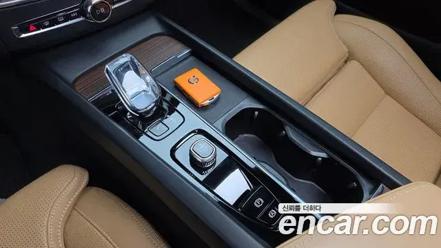 Volvo XC60 2022 — Şəkil 22/34