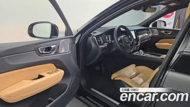 Volvo XC60 2022 — Şəkil 14/34
