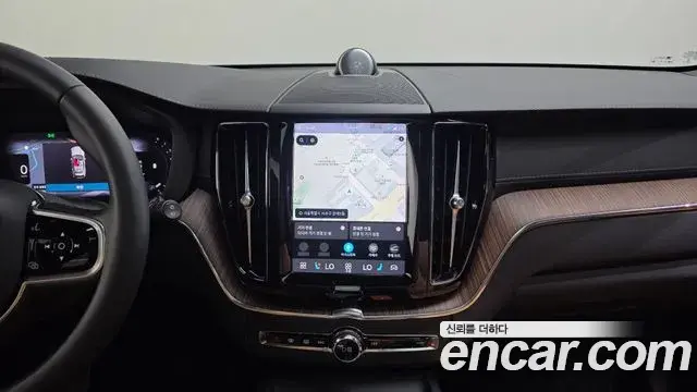 Volvo XC60 2022 — Şəkil 24/34