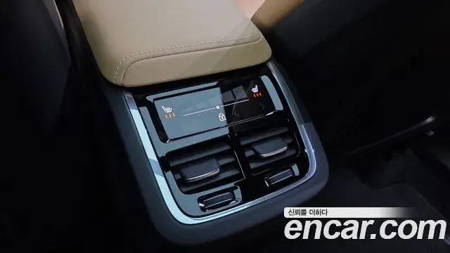 Volvo XC60 2022 — Şəkil 31/34