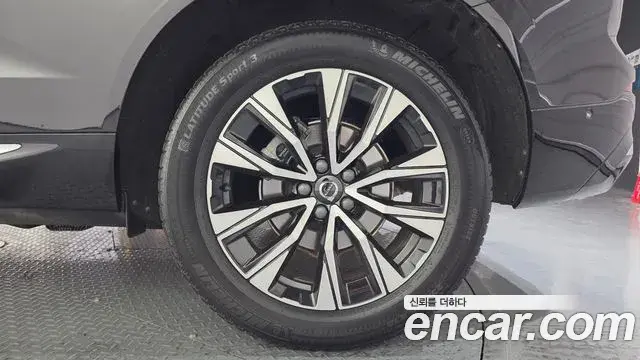 Volvo XC60 2022 — Şəkil 28/34