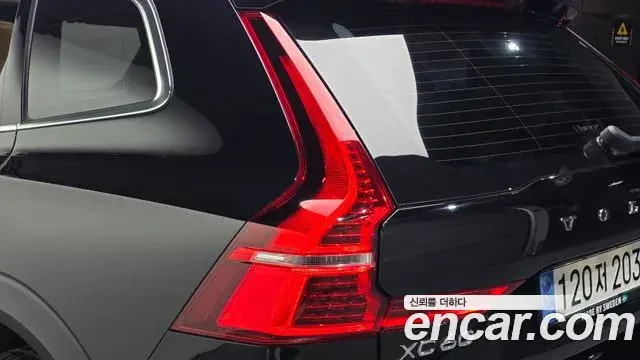 Volvo XC60 2022 — Şəkil 18/34