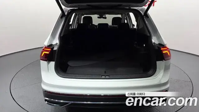 Volkswagen Tiguan Allspace 2023 — ფოტო 35/38