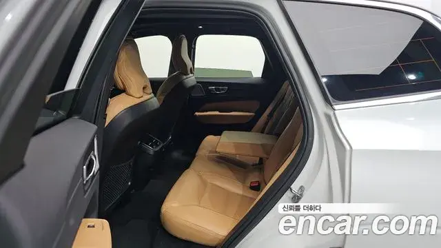 Volvo XC60 2023 — Фото 11/20