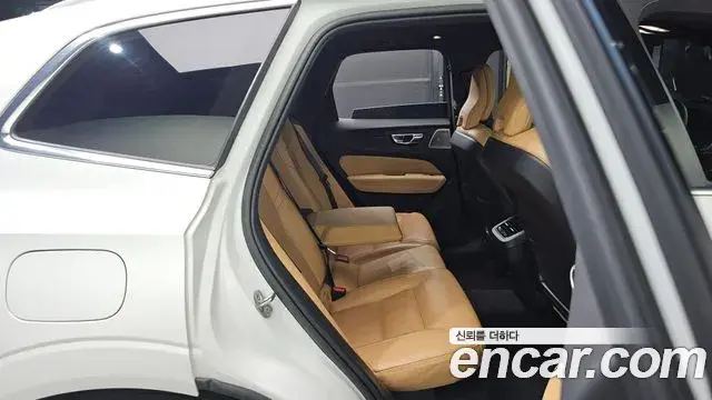 Volvo XC60 2023 — Фото 12/20