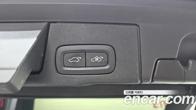 Volvo XC60 2023 — Фото 18/20