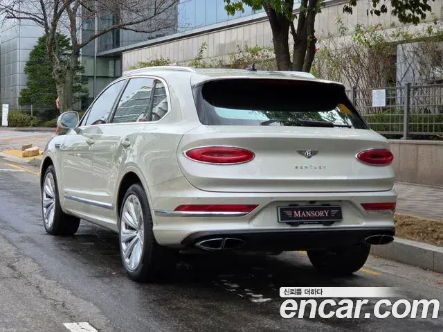 Bentley Bentayga 2024 — Şəkil 12/20