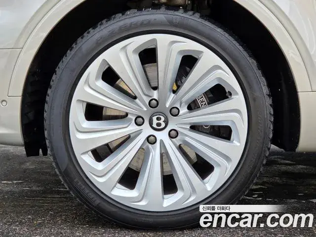 Bentley Bentayga 2024 — Şəkil 18/20
