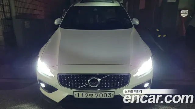 Volvo V60 Cross Country 2020 — Photo 10/20