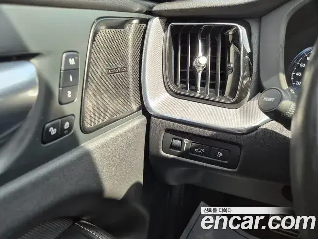 Volvo XC60 2021 — Фото 17/19