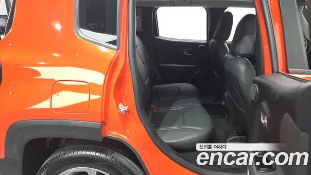 Jeep Renegade 2019 — Фото 11/20