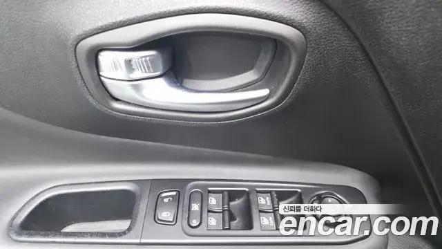 Jeep Renegade 2019 — Фото 19/20
