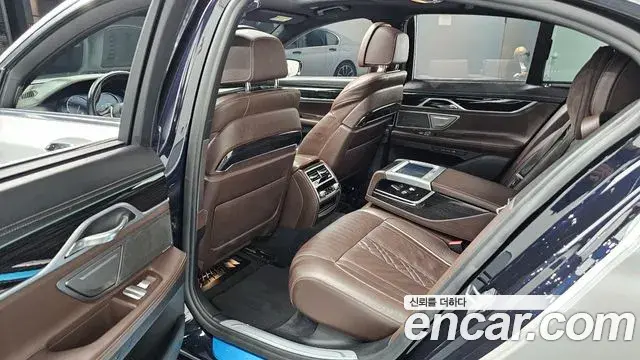 BMW 7 Series 2018 — Фото 12/20