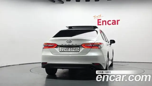Toyota Camry 2019 — Фото 4/20