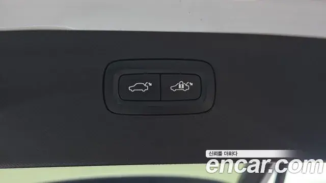 Volvo XC90 2020 — Photo 17/37