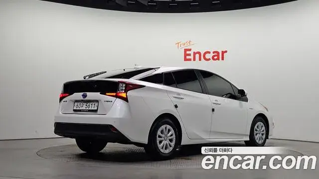 Toyota Prius 2019 — Фото 2/20