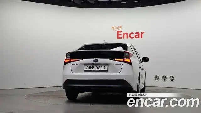Toyota Prius 2019 — Фото 4/20