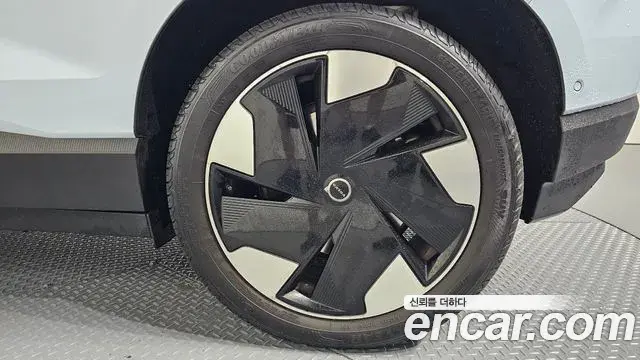 Volvo EX30 2025 — ფოტო 17/33